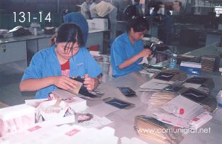 Foto 131-14 - Empleadas forrando cajas para regalos o productos pequeños en la planta de Shanghai Xinya Printing Co Ltd de Wenzhou, Shanghai China - 13-Junio-2006