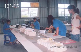 Foto 131-15 - Empleadas pegando cajitas pequeñas para productos pequeños en la planta de Shanghai Xinya Printing Co Ltd de Wenzhou, Shanghai China - 13-Junio-2006