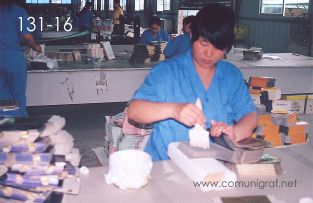 Foto 131-16 - Empleada aplicando pegamento para pegado de cajas para regalo en la planta de Shanghai Xinya Printing Co Ltd de Wenzhou, Shanghai China - 13-Junio-2006