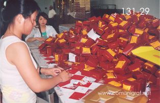 Foto 131-29 - Señoritas empleadas armando las cajitas para regalo en la planta de Shanghai Xinya Printing Co Ltd de Wenzhou, Shanghai China - 13-Junio-2006