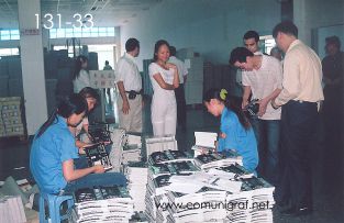 Foto 131-33 - Empleadas revisando y haciendo paquetes de catálogos impresos en la planta de Shanghai Xinya Printing Co Ltd de Wenzhou, Shanghai China - 13-Junio-2006