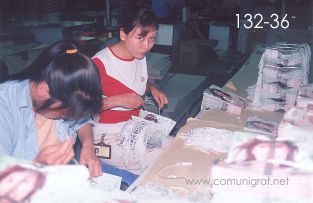 Foto 132-36 - Empleadas dando el decorado final a empaques para productos de belleza en la planta de Shanghai Xinya Printing Co Ltd de Wenzhou, Shanghai China - 13-Junio-2006