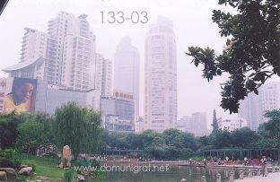 Foto 133-03 - Edificios y lago del Parque Xujiahui (xujiahui park) de Shanghai China - 16-Junio-2006