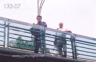 Foto 133-07 - Javier Navarro y Heliodoro Ayala en el puente peatonal del Parque Xujiahui (xujiahui park) de Shanghai China - 16-Junio-2006