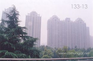 Foto 133-13 - Edificios junto al Parque Xujiahui (xujiahui park) de Shanghai China - 16-Junio-2006