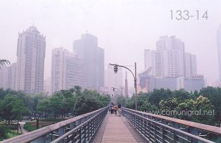 Foto 133-14 - Puente peatonal sobre el Parque Xujiahui (xujiahui park) de Shanghai China - 16-Junio-2006
