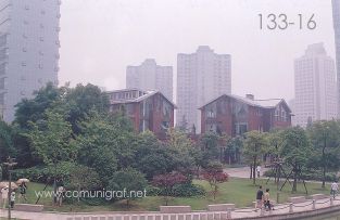 Foto 133-16 - Casas gubernamentales dentro del Parque Xujiahui (xujiahui park) de Shanghai China - 16-Junio-2006