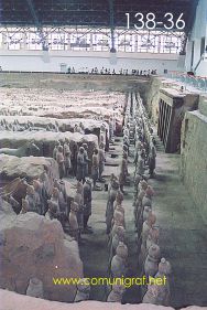 Foto 138-36 - Otra toma de Guerreros de terracota al tamaño natural en restauración en la nave principal de las excavaciones de piezas en el museo de los Guerreros de Terracota en Xiyang cerca de la ciudad de Xían China - 17-Junio-2006