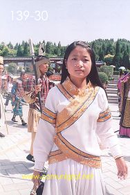 Foto 139-30 - Señorita que participó en una representación del tiempo de la dinastía Qin en uno de los lugares dentro del Mausoleo del antiguo emperador Qin Shi Huang ubicado en la ciudad de Xían en el distrito de Lintong, provincia de Shaanxi, China - 17-Junio-2006