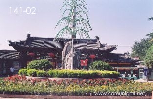 Foto 141-02 - Pequeña glorieta frente a uno de los museos de uno de los lugares del inmenso Mausoleo (aprox 60 km2) del primer emperador de china Qin Shi Huang ubicado en la ciudad de Xían en el distrito de Lintong, provincia de Shaanxi, China - 17-Junio-2006