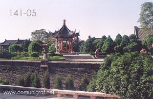 Foto 141-05 - Jardines y kiosko chino en uno de los lugares del inmenso Mausoleo (aprox 60 km2) del primer emperador de china Qin Shi Huang ubicado en la ciudad de Xían en el distrito de Lintong, provincia de Shaanxi, China - 17-Junio-2006