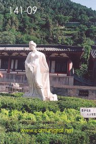 Foto 141-09 - Estatua de mujer china en uno de los jardines del Mausoleo del primer emperador de china Qin Shi Huang ubicado en la ciudad de Xían en el distrito de Lintong, provincia de Shaanxi, China - 17-Junio-2006