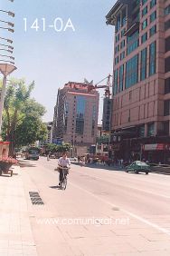 Foto 141-0A - Otra toma de la Avenida Jinyu Hutong en Beijing (Pekín), China - 18-Junio-2006