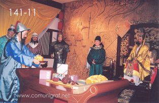 Foto 141-11 - Figuras de cera ofreciendo ofrendas al emperador Qin en uno de los museos de uno de los lugares turísticos del inmenso Mausoleo (aprox 60 km2) del primer emperador de china Qin Shi Huang ubicado en la ciudad de Xían en el distrito de Lintong, provincia de Shaanxi, China - 17-Junio-2006