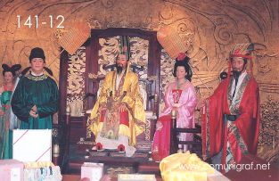 Foto 141-12 - Figuras de cera del emperador Qin y sus allegados de uno de los museos en uno de los lugares turísticos del inmenso Mausoleo (aprox 60 km2) del primer emperador de china Qin Shi Huang ubicado en la ciudad de Xían en el distrito de Lintong, provincia de Shaanxi, China - 17-Junio-2006