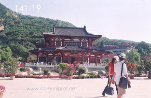 Foto 141-19 - Casa tradicional china en uno de los lugares turísticos del inmenso Mausoleo (aprox 60 km2) del primer emperador de china Qin Shi Huang ubicado en la ciudad de Xían en el distrito de Lintong, provincia de Shaanxi, China - 17-Junio-2006