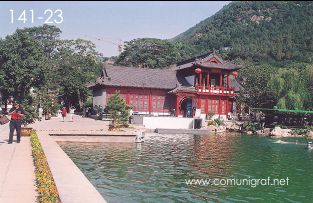 Foto 141-23 - Casa museo y lago en uno de los lugares del inmenso Mausoleo (aprox 60 km2) del primer emperador de china Qin Shi Huang ubicado en la ciudad de Xían en el distrito de Lintong, provincia de Shaanxi, China - 17-Junio-2006