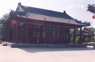 Foto 141-24 - Una de las casas museo en uno de los lugares del inmenso Mausoleo (aprox 60 km2) del primer emperador de china Qin Shi Huang ubicado en la ciudad de Xían en el distrito de Lintong, provincia de Shaanxi, China - 17-Junio-2006