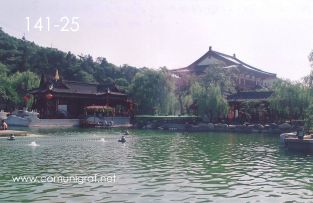 Foto 141-25 - Lago y museos en uno de los lugares del inmenso Mausoleo (aprox 60 km2) del primer emperador de china Qin Shi Huang ubicado en la ciudad de Xían en el distrito de Lintong, provincia de Shaanxi, China - 17-Junio-2006