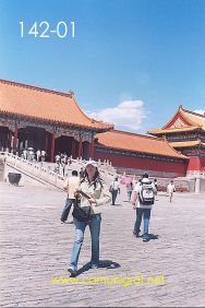 Foto 142-01 - Visitantes en el interior del Palacio Imperial de la ciudad prohibida en Beijing (Pekín), China - 18-Junio-2006
