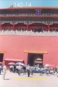 Foto 142-14 - Visitantes haciendo fila en la entrada principal para entrar al Palacio Imperial de la ciudad prohibida en Beijing (Pekín), China - 18-Junio-2006