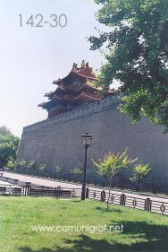 Foto 142-30 - Muro en la parte exterior del Palacio Imperial de la ciudad prohibida en Beijing (Pekín), China - 18-Junio-2006
