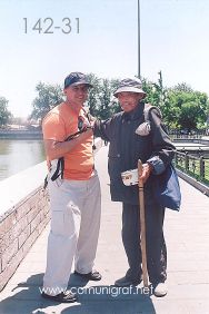 Foto 142-31 - Javier Navarro con uno de los pordioseros en la parte exterior del Palacio Imperial de la ciudad prohibida en Beijing (Pekín), China - 18-Junio-2006
