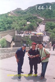 Foto 144-14 - Heliodoro Ayala, José Regino Torres y Humberto Mata en uno de los tramos de La Gran Muralla China en la zona de Badaling a 80 km. aprox de Beijing (Pekín), China - 18-Junio-2006