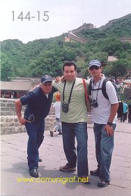 Foto 144-15 - Heliodoro Ayala, Humberto Mata y Alejandro Aguilera en uno de los tramos de La Gran Muralla China en la zona de Badaling a 80 km. aprox de Beijing (Pekín), China - 18-Junio-2006