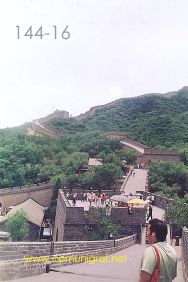 Foto 144-16 - Vista de otro tramo de La Gran Muralla China en la zona de Badaling a 80 km. aprox de Beijing (Pekín), China - 18-Junio-2006