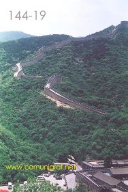 Foto 144-19 - Otra toma de La Gran Muralla China serpenteando por los cerros en la zona de Badaling a 80 km. aprox de Beijing (Pekín), China - 18-Junio-2006