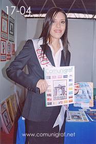 Foto 17-04 - Señorita edecan mostrando una Revista Comunigraf en la Expo Artes Gráficas León 2003 en el Poliforum de la ciudad de León, Gto. México.