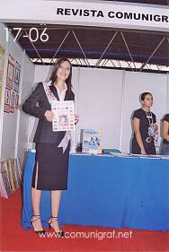 Foto 17-06 - Señorita edecan en el stand de la Revista Comunigraf en la Expo Artes Gráficas León 2003 en el Poliforum de la ciudad de León, Gto. México.
