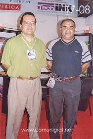 Foto 17-08 - En el stand de Cortemex Matrices de León: C.P. Francisco Ramírez Romero y Waldo Rivas en la Expo Artes Gráficas León 2003 en el Poliforum de la ciudad de León, Gto. México.