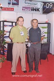 Foto 17-09 - C.P. Francisco Ramírez Romero y Waldo Rivas en la Expo Artes Gráficas León 2003 en el Poliforum de la ciudad de León, Gto. México.