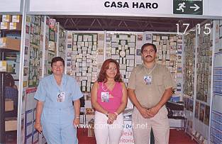 Foto 17-15 - Ángeles Godoy, Graciela Mauri y Isaac Alcacio en el stand de Casa Haro en la Expo Artes Gráficas León 2003 en el Poliforum de la ciudad de León, Gto. México.