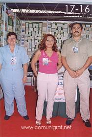 Ángeles Godoy, Graciela Mauri e Isaac Alcacio en el stand de Casa Haro en la Expo Artes Gráficas León 2003 en el Poliforum de la ciudad de León, Gto. México.