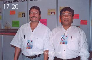 Foto 17-20 - En el stand de Artes Gráficas Internacionales: Carlos Trejo y Francisco Gabino Baez Quintana de Agisa en la Expo Artes Gráficas León 2003 en el Poliforum de la ciudad de León, Gto. México.