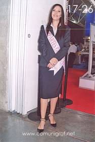 Foto 17-26 - Una de las Señoritas edecanes en la Expo Artes Gráficas León 2003 en el Poliforum de la ciudad de León, Gto. México.