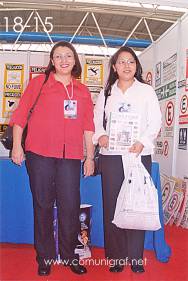 Foto 18-15 - Rocío Carranza H. y Jackeline Hernández T. de la empresa Laplex en el Stand de la Revista Comunigraf en la Expo Artes Gráficas León 2003 en el Poliforum de la ciudad de León, Gto. México.