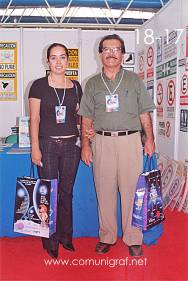 Foto 18-17 - Jessica Espinoza y Don José Emiliano Espinoza Delgadillo en el Stand de la Revista Comunigraf en la Expo Artes Gráficas León 2003 en el Poliforum de la ciudad de León, Gto. México