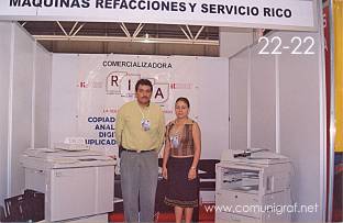 Foto 22-22 - En el stand de Máquinas, Refacciones y Servicio (MARESE): Francisco Javier Domínguez R. y Miriam Ivette Grimaldo en la Expo Artes Gráficas León 2003 en el Poliforum de la ciudad de León, Gto. México.