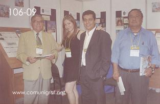 Foto 106-09 - Manuel Escalante, Janeth Montoya, Eduardo Escalante Flores y Guillermo Romero en la Expo Mexigrafika 2006 realizada del 25 al 27 de Mayo 2006 en el Centro de Exposiciones Cintermex de la ciudad de Monterrey, N.L. México.