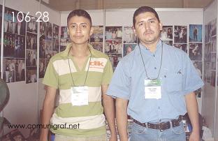 Foto 106-28 - Raúl García y Rubén Eduardo Rodríguez en el stand Comunigraf en la Expo Mexigrafika 2006 realizada del 25 al 27 de Mayo 2006 en el Centro de Exposiciones Cintermex de la ciudad de Monterrey, N.L. México.
