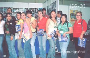 Foto 109-20 - Grupo de jovencitas en el Stand Comunigraf en la Expo Mexigrafika 2006 realizada del 25 al 27 de Mayo 2006 en el Centro de Exposiciones Cintermex de la ciudad de Monterrey, N.L. México.